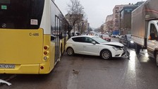 İETT otobüsü şoförü seyir halindeyken rahatsızlandı! 4 araca çarparak durabildi