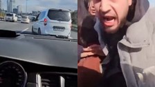 TEM Otoyolu’nda öfkeli sürücü dehşeti kamerada: Önünü kesip camını yumrukladı