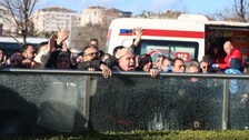 Yüzde 28'lik zammı beğenmeyen taksicilerin UKOME binasına taşlı saldırısı kamerada!