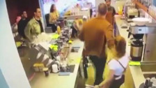 Bakırköy'de kahveci karıştı! Sevgilisinin bardağına gülücük çizen baristayı üstünü çıkarıp dövdü! O anlar kamerada