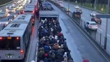 İstanbul'un bitmeyen çilesi: Metrobüs! Altunizade'de arızalandı, üst geçit tıklım tıklım