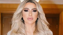 Süper minisiyle poz veren Hadise sere serpe uzandı