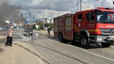 Adana'da Tofaş marka araba yolun ortasında alev alev yandı