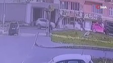 Arnavutköy'de yaya geçidinden geçen 1 kadına araba çarptı!
