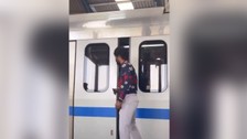 Hırsızlıkta yeni yöntem: Metro kapısı kapanmadan telefonu çaldı