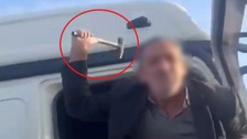 Bursa'da trafikte tartıştığı sürücüye çekiçle saldıran saldırgan kameralara yansıdı