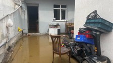 Esenyurt'ta İSKİ'ye ait rögar kapağının patlaması sonucu iki evi su bastı! Eşyalar kullanılamaz hale geldi