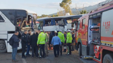 Hatay'da 2 işçi servisi birbirine girdi! 6 kişi yaralandı