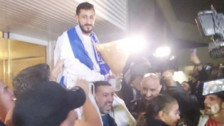 İsrail propagandası yapıp sınır dışı edilmişti! Ülkesinde kahraman gibi karşılandı