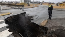 İzlanda'da meydana gelen yanardağ patlamasında yer yarıldı bir işçi içine girdi
