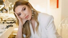Hadise üstsüz pozlarını paylaştı! Yatak pozlarına beğeni yağdı