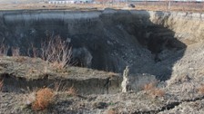 Kuş cenneti gölünün suyu çekildi! Dev obruk oluştu... Bölgede güvenlik amaçlı şerit çekildi