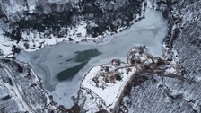Sakarya'daki Keremali Gölü'nün yüzeyi buz tuttu