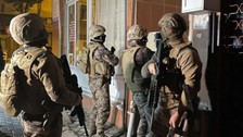 Ali Yerlikaya açıkladı! İzmir'de göçmen kaçakçılarına yönelik operasyonda 11 organizatör yakalandı
