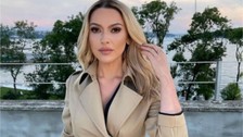 Hadise, saçlarını boyatmak üzere Belçika'ya gitti