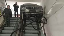 Şişli'deki AVM'de korkunç anlar! Otomobil yürüyen merdivenlere daldı: Anne-oğlu yaralı