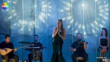 'Aile' dizisinin 'Devin'i Serenay Sarıkaya'dan arabesk şov! Sesiyle herkesi büyüledi