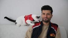Depremde itfaiye eriyle çıkan fotoğrafı sembolleşmişti... Enkaz şimdi mutlu
