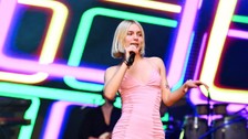 'Konserlerim engelleniyor' demişti! Aleyna Tilki süper mini elbisesiyle sahneye çıktı