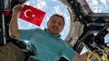 Depremzede çocuklar Alper Gezeravcı'ya duygularını dile getirdi