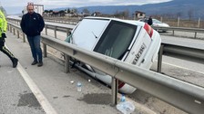 D100 karayolunda araç bariyerlere asılı kaldı: 2 yaralı