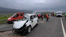 Gaziantep'te kamyonet ile hafif ticari aracın çarpıştığı kazada 3 kişi yaralandı
