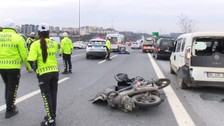 TEM'de emniyet şeridindeki araca arkadan çarpan motosikletli kurye öldü