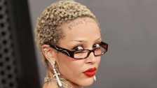 Grammy Ödülleri'ne katılan Doja Cat, alnına Türk modacı Dilara Fındıkoğlu'nun dövmesini yaptırdı