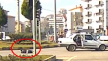 Bartın'da kapısı açılan arabadan çocuk yola düştü