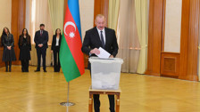 Azerbaycan'da İlham Aliyev cumhurbaşkanı seçiminde oyların yüzde 93.9'unu aldı