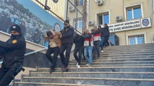 Ataşehir'de araçların kilometresiyle oynayıp 10 milyonluk vurgun yapan 25 şüpheli yakalandı