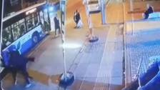 Ankara'da otobüsten inen yolcu bıçaklandı! O anlar kamerada
