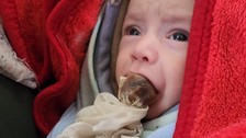 Gazzeli annenin yeni doğan çocuğuna hurma emdirdiği anlar yürekleri burktu