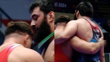 Rıza Kayaalp yendiği rakibinin göğsündeki Azerbaycan bayrağını öptü