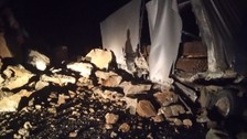 Artvin'de kaya parçalarının isabet ettiği tır, devrildi
