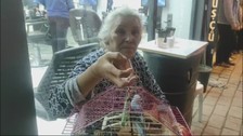 Aydın'da yaşlı kadın, çıkan yangına rağmen muhabbet kuşunu kurtardı