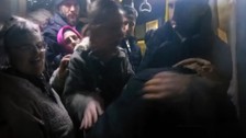 Esenyurt'ta kadın yolcuyu taciz ettiği iddia edilen şahıs, vatandaşlar tarafından dövüldü