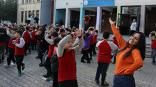 Sosyal medya Şule öğretmeni konuşuyor! Kayseri'de öğrenciler derslere dansla başlıyor!