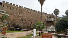 Antalya'da şiddetli sağanak sonrası yıkılan yapı tarihi sur sanılıyordu! Gerçek şoke etti