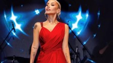 Konserinde şarkısına ara veren İrem Derici herkesi güldürdü! "Benim manitaya yaklaşma"