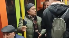 Metroda müzik çalarak para toplayan gençler ile vatandaşlar arasında tartışma çıktı