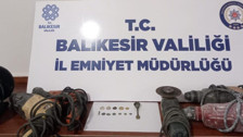 Polis ekipleri, baskın yaptığı yerde tarihi eser hırsızlarını buldu