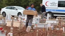 Eskişehir’de çöpte bulunan bebek, kimsesizler mezarlığında toprağa verildi