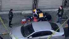 Gaziosmanpaşa'da üvey annesini kardeşinin yanında kafasından silahla vurarak öldüren şahıs kameralara yansıdı