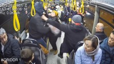 Otobüste yer isteyen kadına yumruklu saldırı kamerada