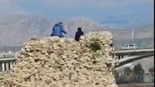 Cizre Kalesi'nden nehre atlamaya kalkışan genç kızı polis ikna ederek aşağı indirdi