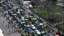 İsyankar çiftçiler Madrid sokaklarını traktörleriyle trafiğe kapattı