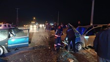 Malatya’da iki otomobilin kafa kafaya çarpıştığı kazada 3 kişi yaralandı