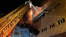 Avcılar'da 4 katlı bir tekstil imalathanesinde yangın çıktı! Alevler her yeri sardı