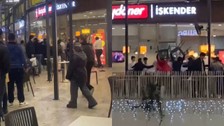 AVM’de tekme tokat kavga: Sandalyeler havada uçuştu